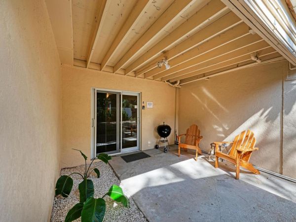 Lovely Beachfront Condo in Holmes Beach Sleeps 2