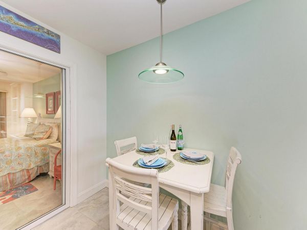 Lovely Beachfront Condo in Holmes Beach Sleeps 2