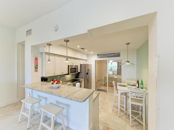 Lovely Beachfront Condo in Holmes Beach Sleeps 2
