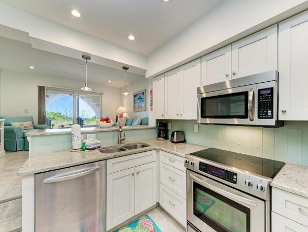 Lovely Beachfront Condo in Holmes Beach Sleeps 2