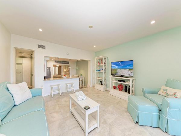 Lovely Beachfront Condo in Holmes Beach Sleeps 2