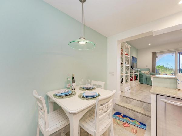 Lovely Beachfront Condo in Holmes Beach Sleeps 2