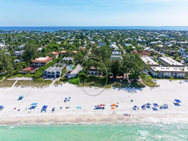 Lovely Beachfront Condo in Holmes Beach Sleeps 2