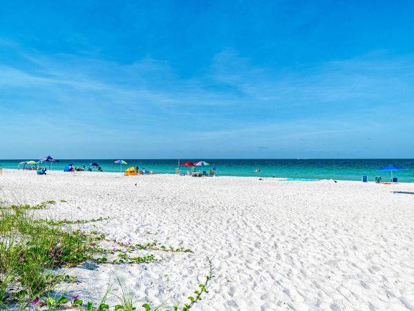 Lovely Beachfront Condo in Holmes Beach Sleeps 2