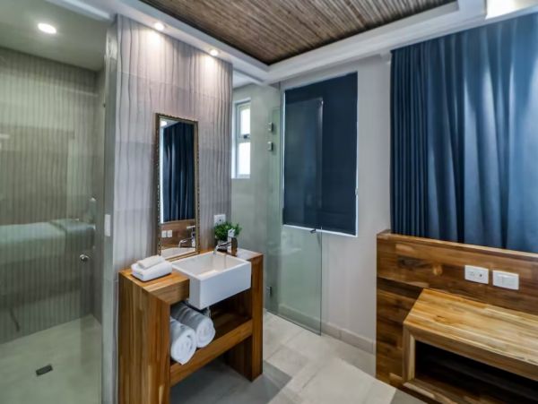 Luxurious 6 Bedroom Condo with Private Lap Pool & Rooftop