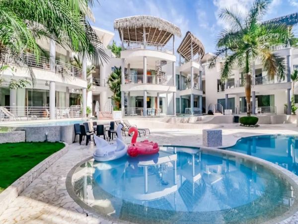Luxurious 6 Bedroom Condo with Private Lap Pool & Rooftop