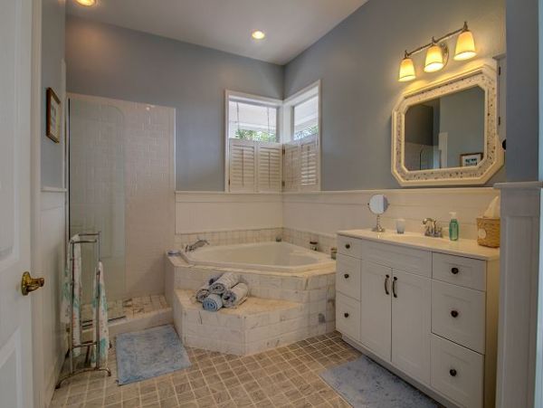 Sanibel Two Bedroom Vacation Home Walk to the Beach