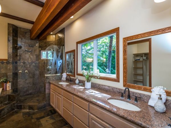 Ocean Front Sux Bedrooms Vacation Home in Kahana, Maui