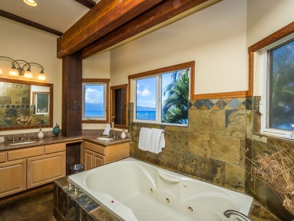 Ocean Front Sux Bedrooms Vacation Home in Kahana, Maui