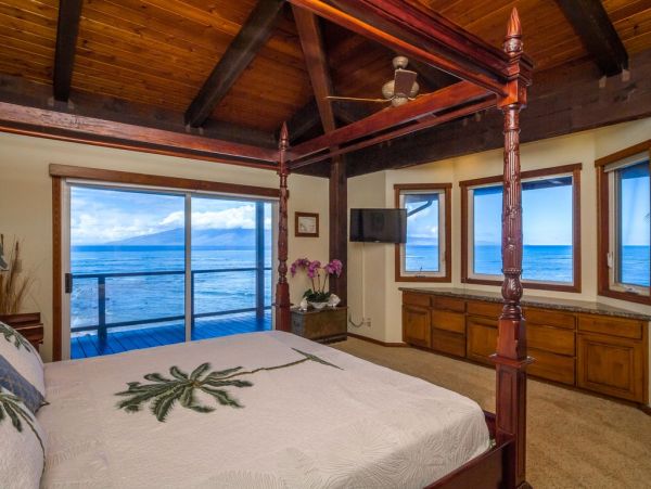 Ocean Front Sux Bedrooms Vacation Home in Kahana, Maui
