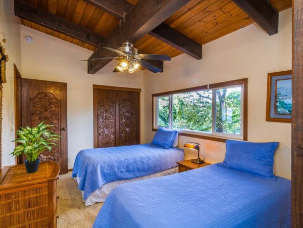 Ocean Front Sux Bedrooms Vacation Home in Kahana, Maui