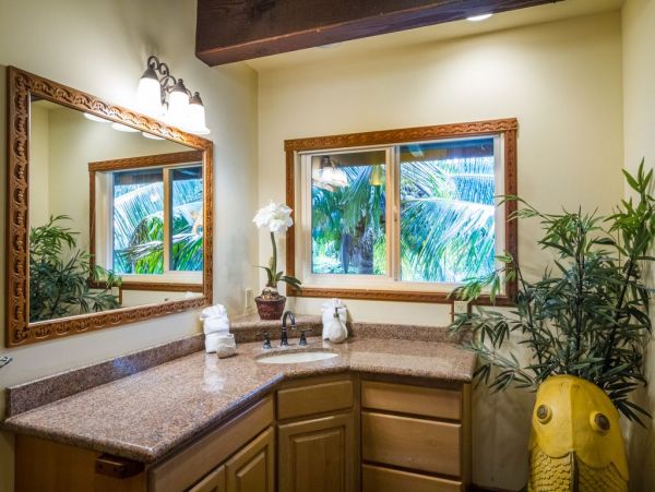 Ocean Front Sux Bedrooms Vacation Home in Kahana, Maui