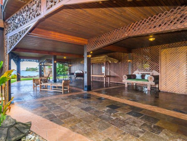 Ocean Front Sux Bedrooms Vacation Home in Kahana, Maui