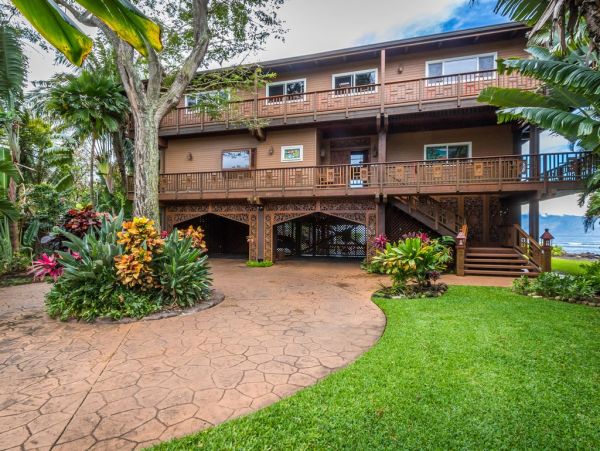 Ocean Front Sux Bedrooms Vacation Home in Kahana, Maui