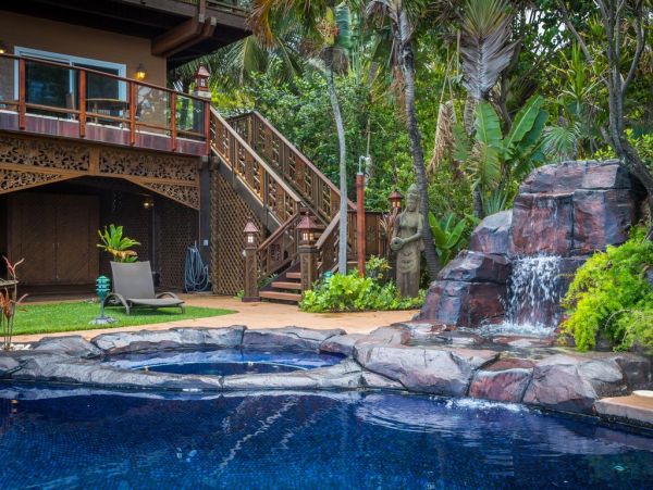 Ocean Front Sux Bedrooms Vacation Home in Kahana, Maui