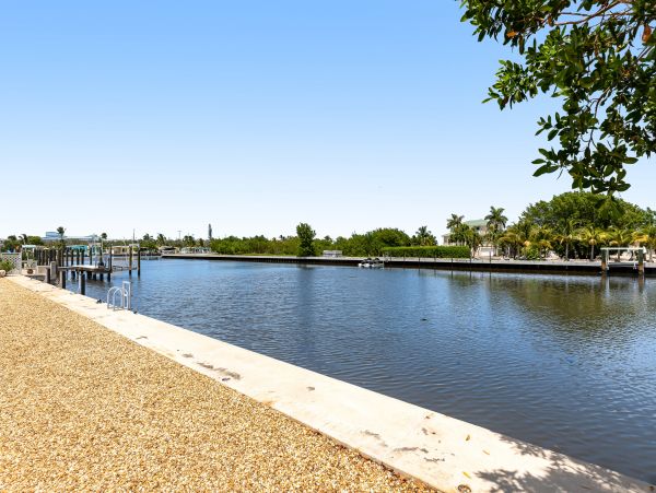 Marathon Vacation Pool Home Five Bedrooms Walk To Beach