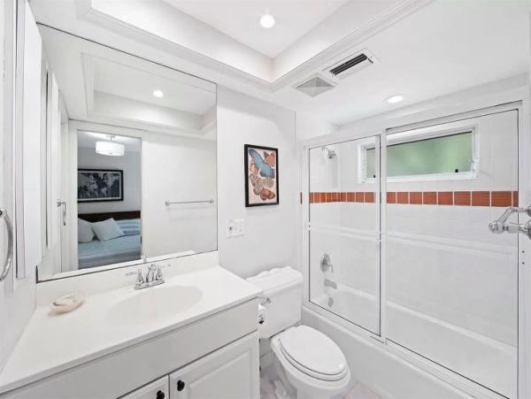 Charming 2 Bedroom Home with Caged Pool & Spa