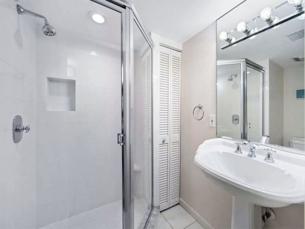 Charming 2 Bedroom Home with Caged Pool & Spa