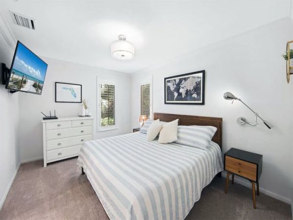 Charming 2 Bedroom Home with Caged Pool & Spa