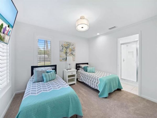 Charming 2 Bedroom Home with Caged Pool & Spa