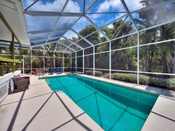 Charming 2 Bedroom Home with Caged Pool & Spa