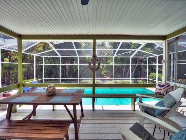 Charming 2 Bedroom Home with Caged Pool & Spa