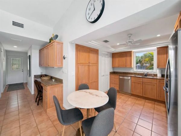 Charming 2 Bedroom Home with Caged Pool & Spa