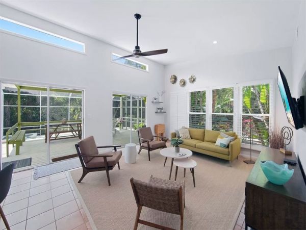 Charming 2 Bedroom Home with Caged Pool & Spa