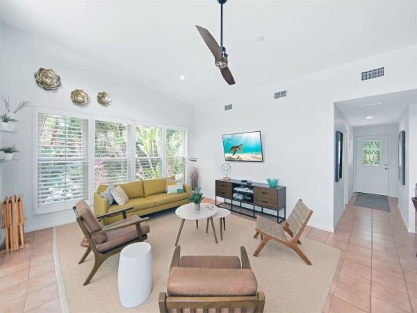 Charming 2 Bedroom Home with Caged Pool & Spa