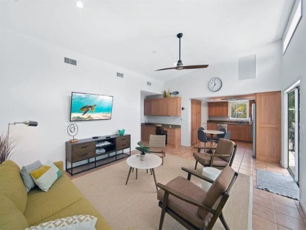 Charming 2 Bedroom Home with Caged Pool & Spa