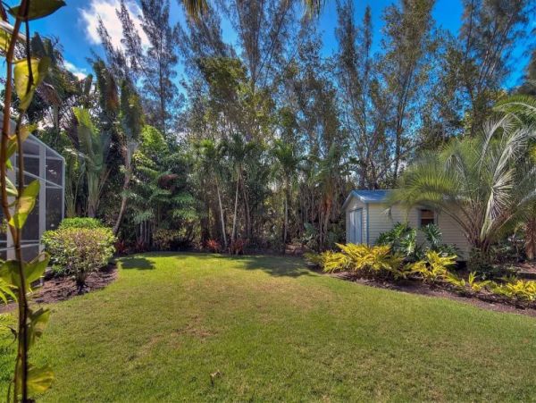 Charming 2 Bedroom Home with Caged Pool & Spa