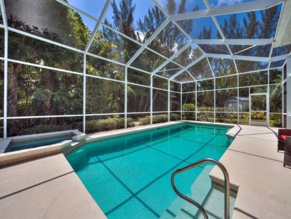Charming 2 Bedroom Home with Caged Pool & Spa