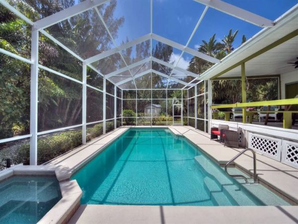 Charming 2 Bedroom Home with Caged Pool & Spa