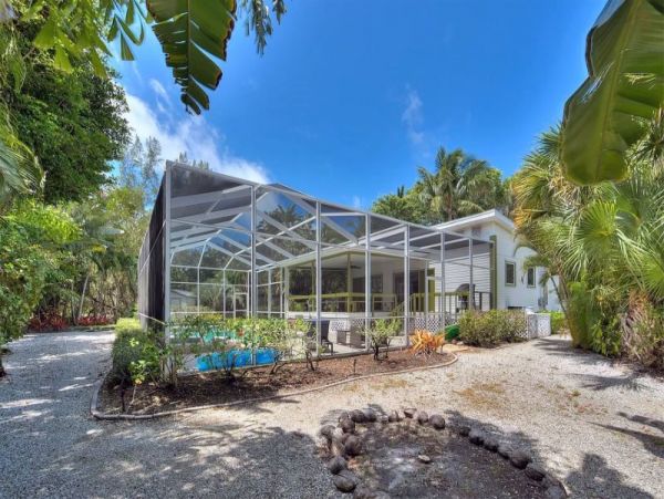 Charming 2 Bedroom Home with Caged Pool & Spa