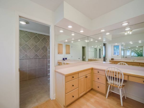 Master en-suite bathroom