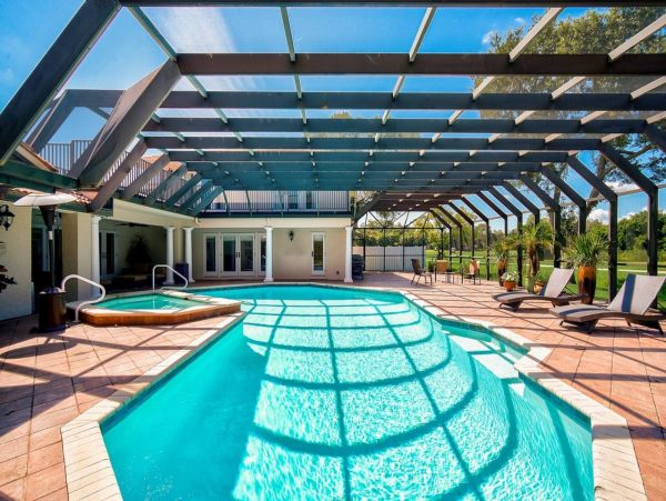 Beautiful heated pool and spa overlooking the golfing green.