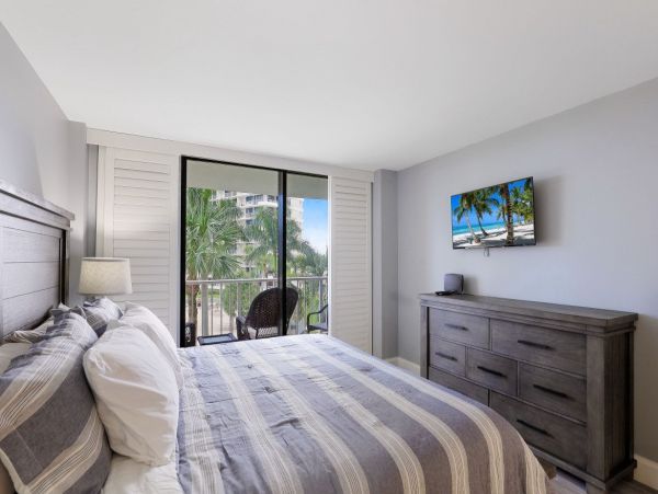 Luxury 2 Bedroom Vacation Condo in Marco Island Steps from Beach