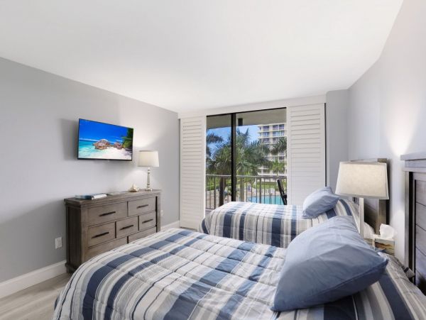 Luxury 2 Bedroom Vacation Condo in Marco Island Steps from Beach