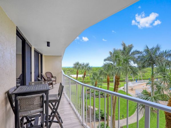 Luxury 2 Bedroom Vacation Condo in Marco Island Steps from Beach