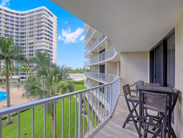 Luxury 2 Bedroom Vacation Condo in Marco Island Steps from Beach