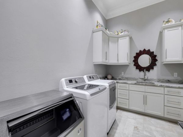 Waterfront Vacation Rental with 3 Bedrooms in Marco Island