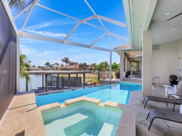 Waterfront Vacation Rental with 3 Bedrooms in Marco Island