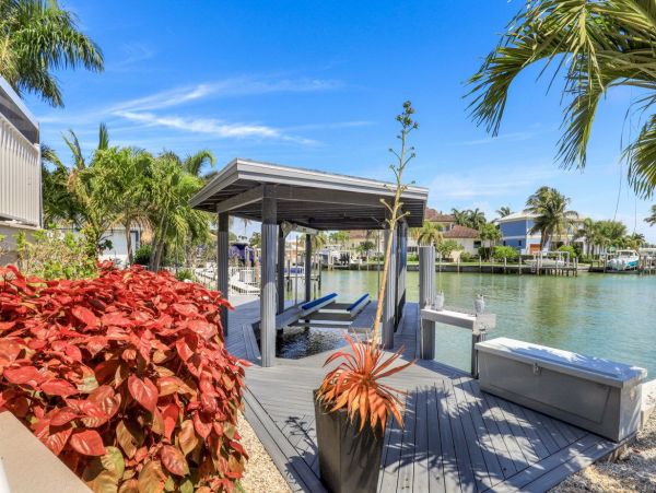 Waterfront Vacation Rental with 3 Bedrooms in Marco Island