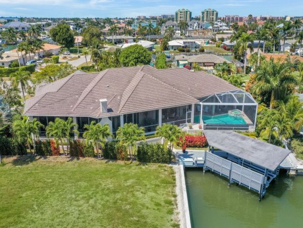 Waterfront Vacation Rental with 3 Bedrooms in Marco Island