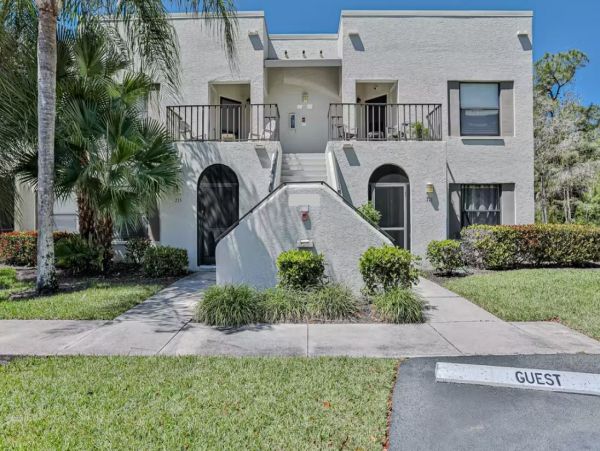Cozy Two Bedroom Condo with Pool and Tennis Court in Naples