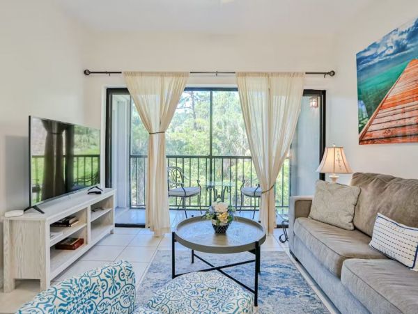 Cozy Two Bedroom Condo with Pool and Tennis Court in Naples