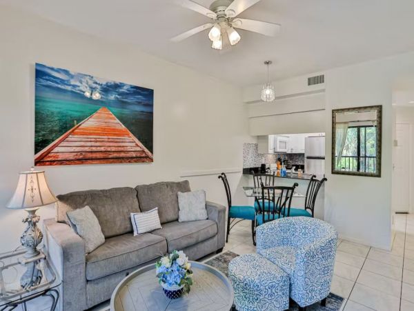 Cozy Two Bedroom Condo with Pool and Tennis Court in Naples