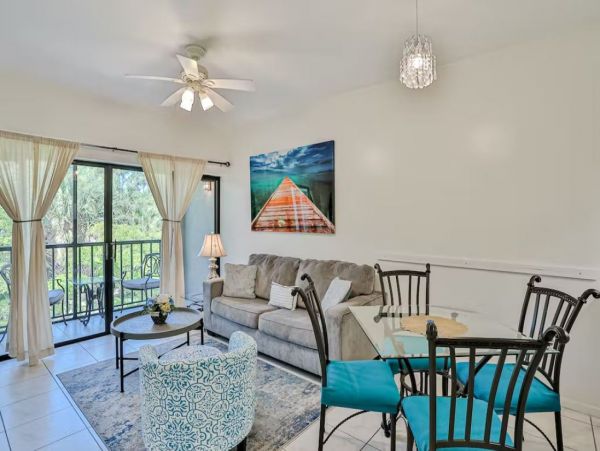 Cozy Two Bedroom Condo with Pool and Tennis Court in Naples