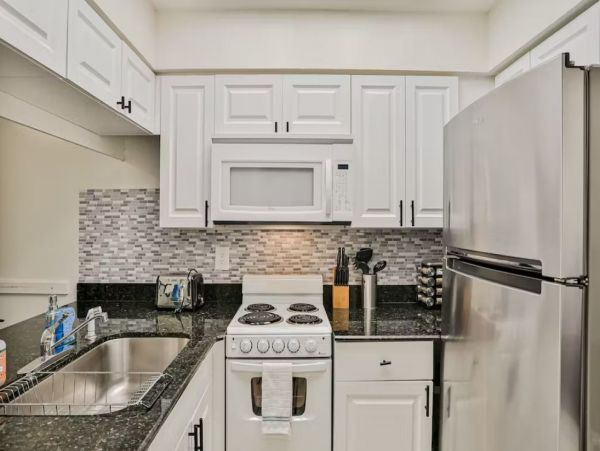Cozy Two Bedroom Condo with Pool and Tennis Court in Naples