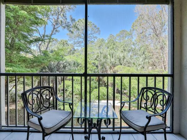 Cozy Two Bedroom Condo with Pool and Tennis Court in Naples